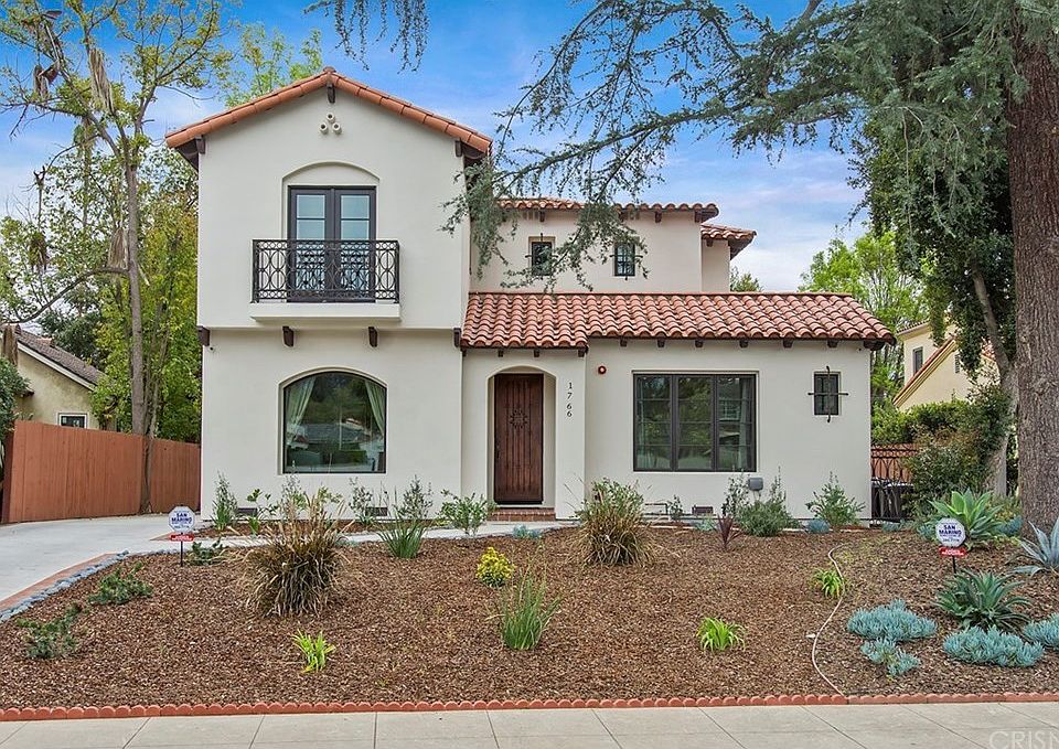Excellent curb appeal: Contemporary Mediterranean