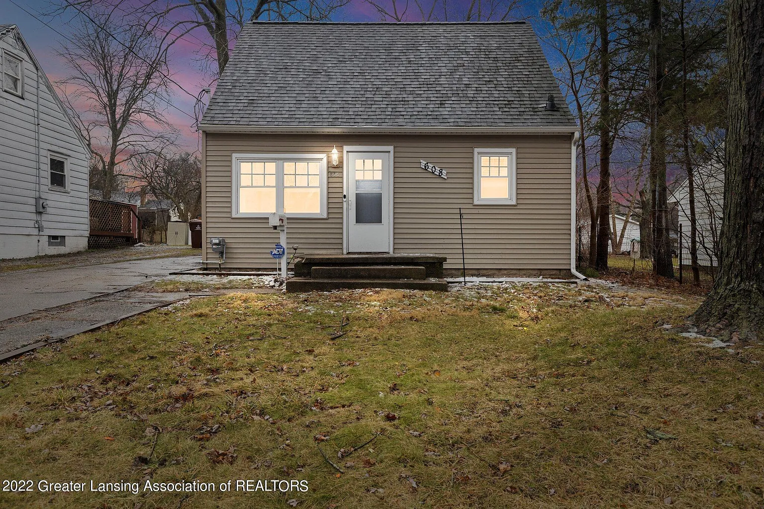608 Vernon Ave photo 1