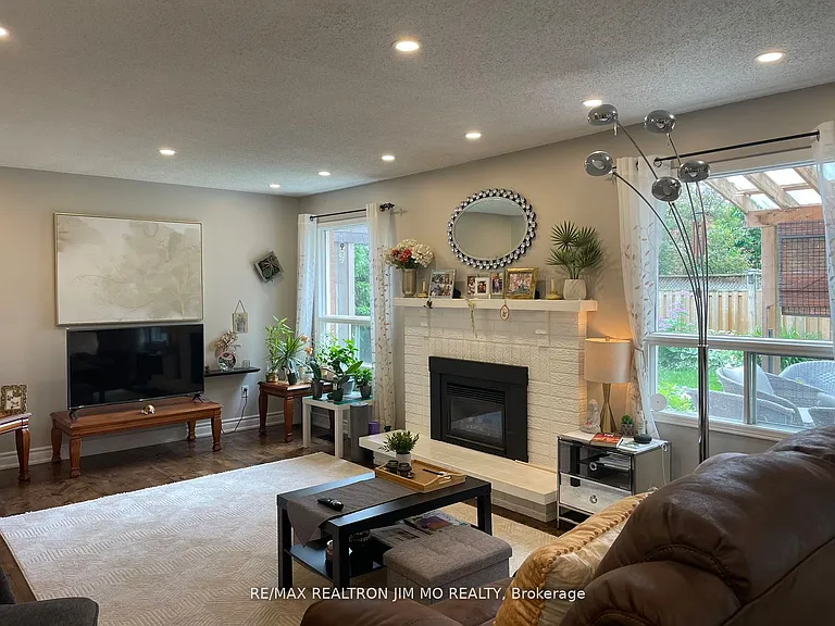 60 Silverbirch Pl — Photo 9