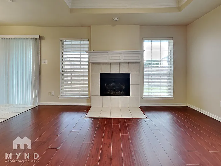 9860 Buckingham Ln — Photo 6