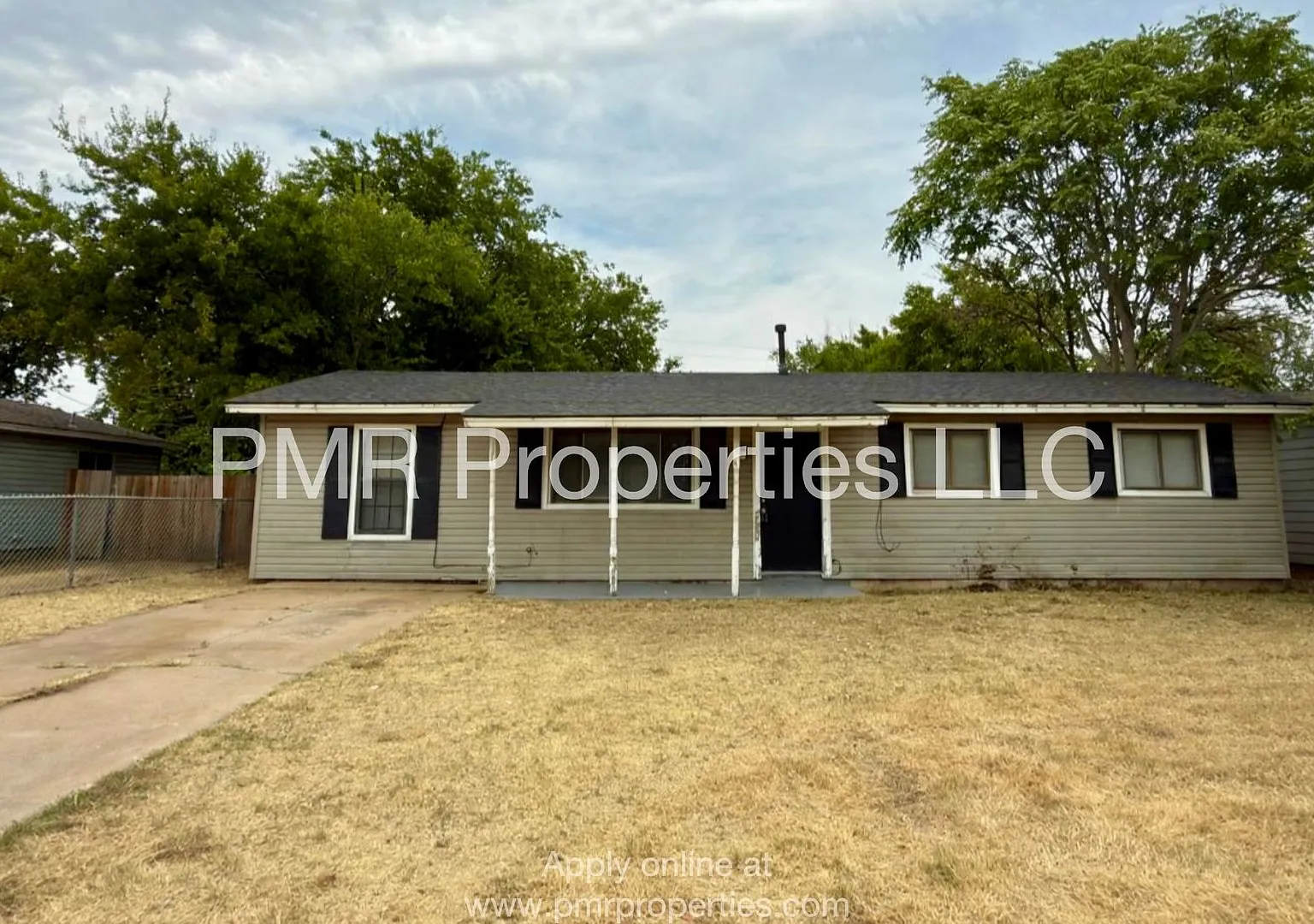 4 Bedrooms/ 2 Bathrooms House — Photo 1