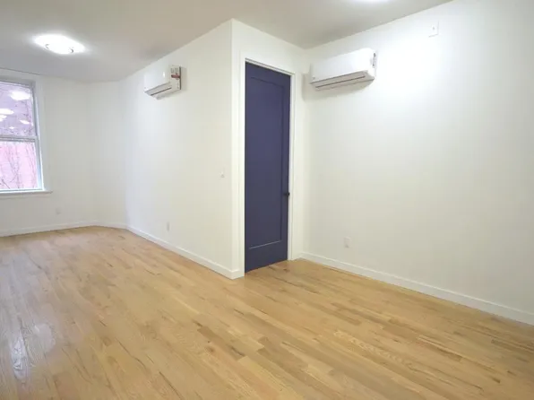 592 Manhattan Avenue image 2 of 5