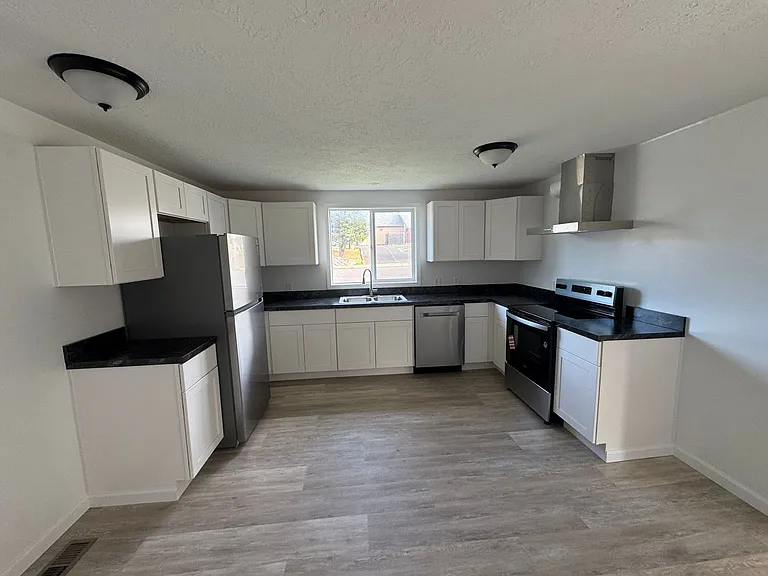 127 NE Benton St — Photo 11