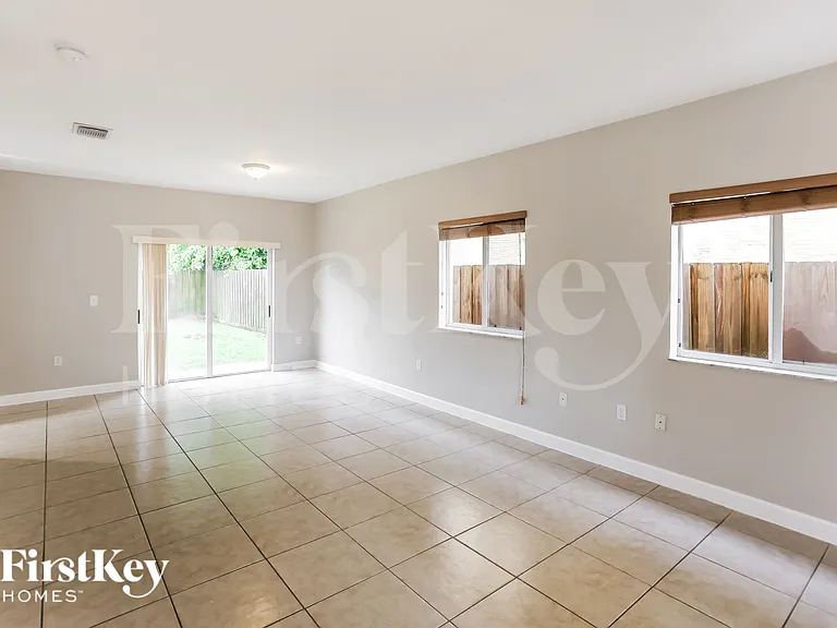 1119 NE 41st Ave — Photo 3