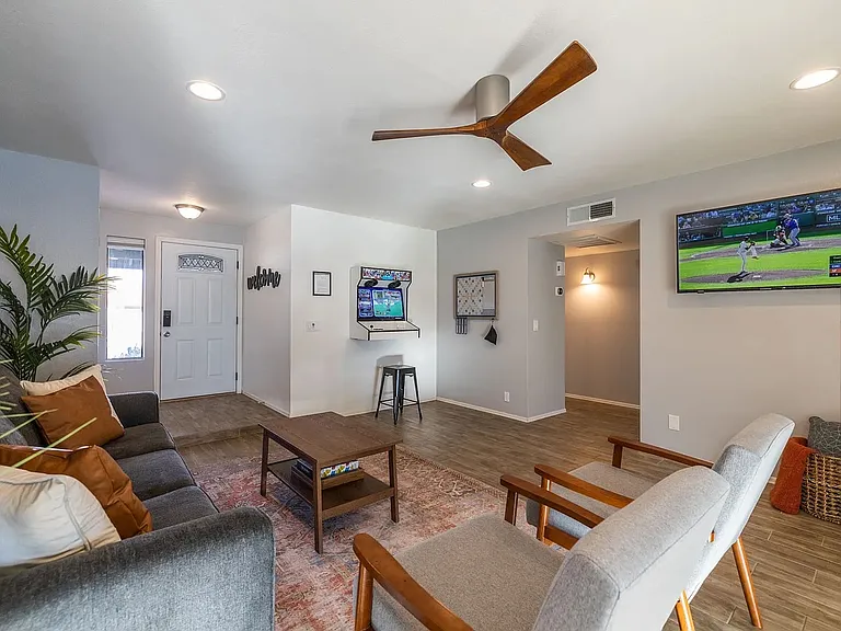 709 W Vaughn St — Photo 5