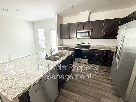 3rd image of 841 McKenzie Park Ter