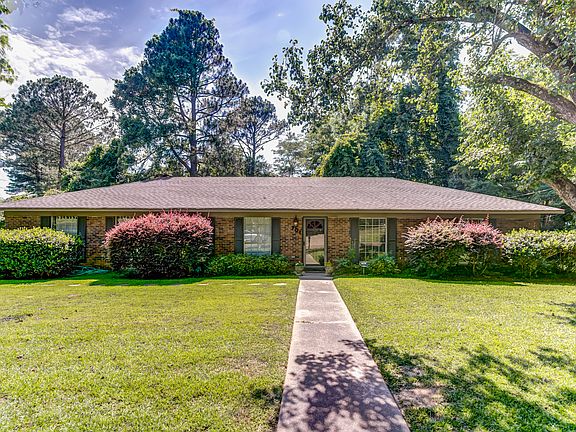 3rd image of 701 Blossom Ln