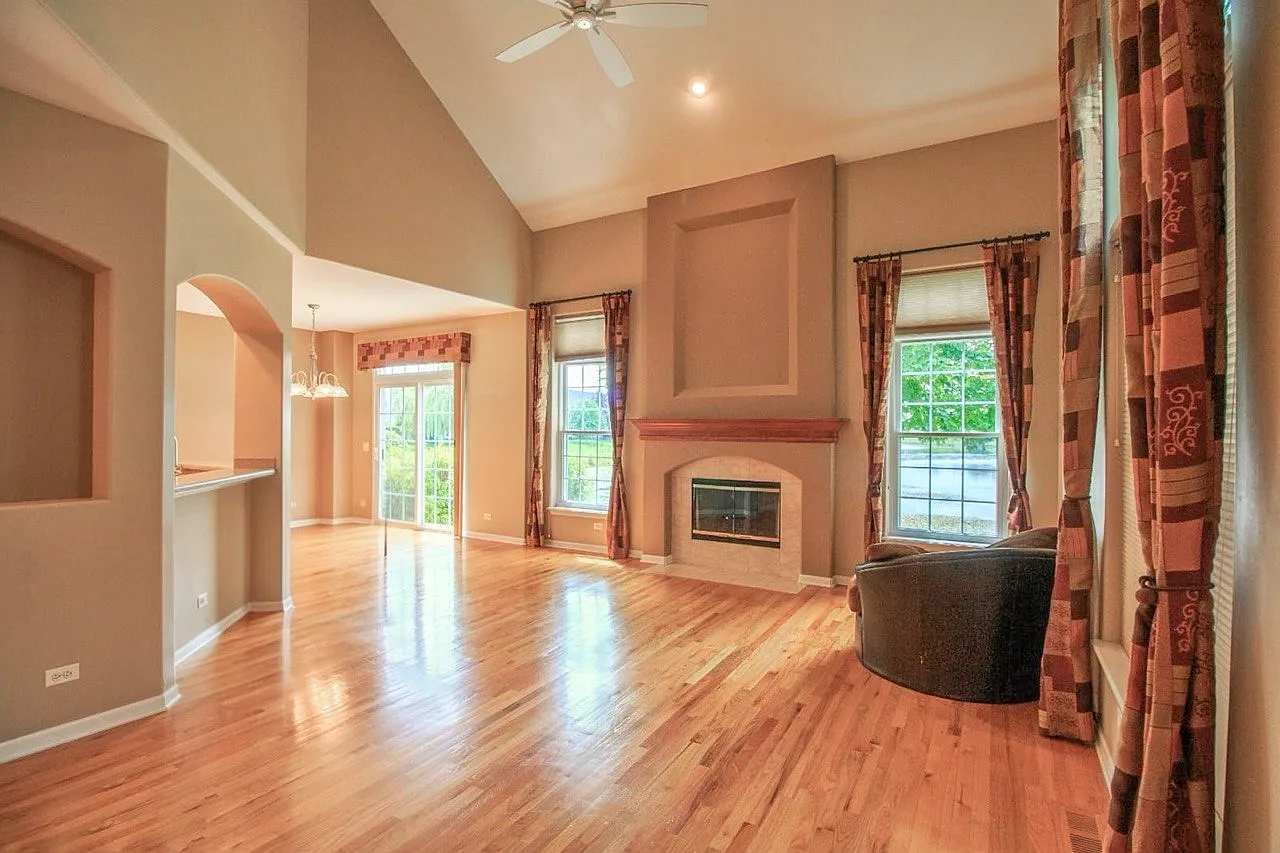 3 bed, 3.5 bath, 2634 sqft, $3,500 — Photo 3