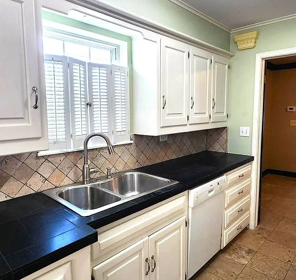7900 Lakehurst Dr — Photo 11