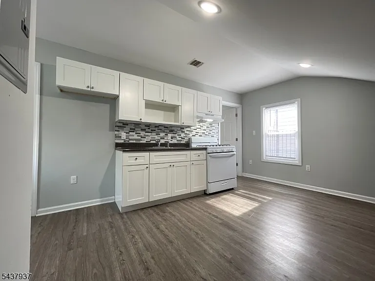 37 12th Ave — Photo 3