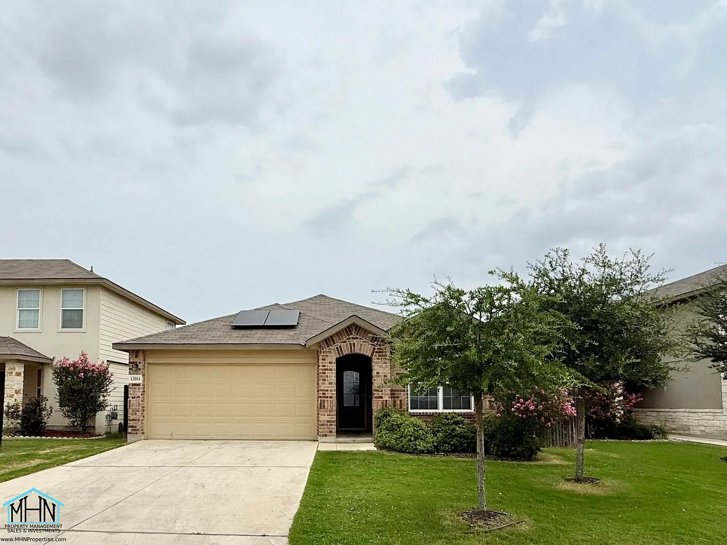 Spacious Single-Story Home in Whisper Falls Community with easy access to Highway 90 and Loop 160... — Photo 1