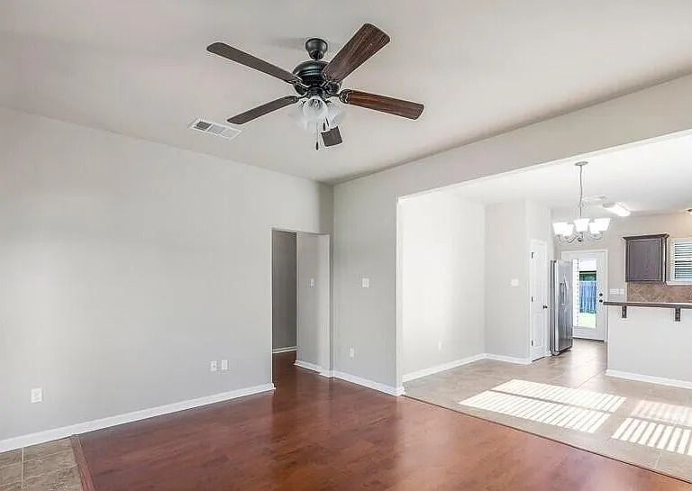 102 Sabine Dr — Photo 5