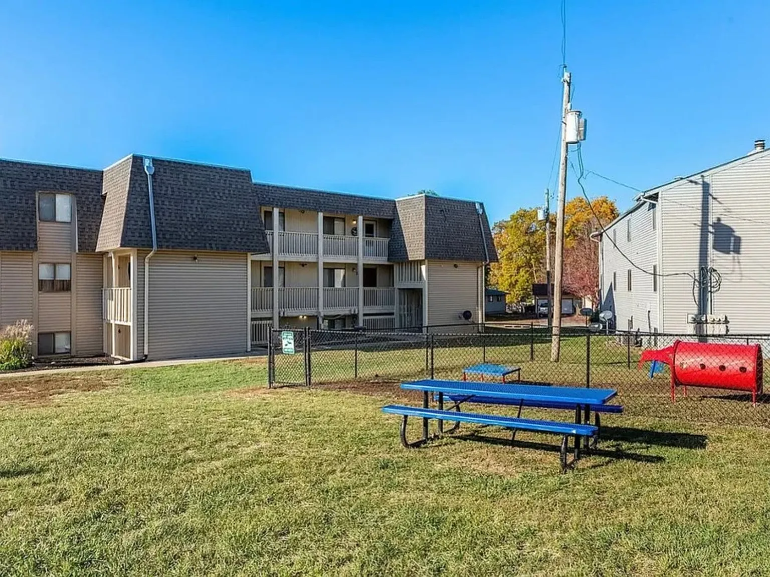 Hillsdale Apartments — Photo 3