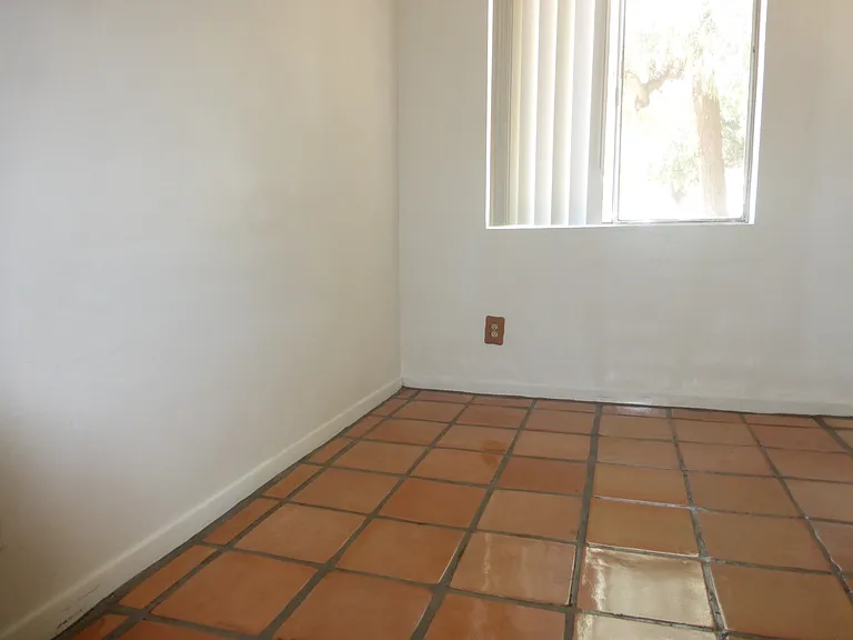 407 W Howe St — Photo 4