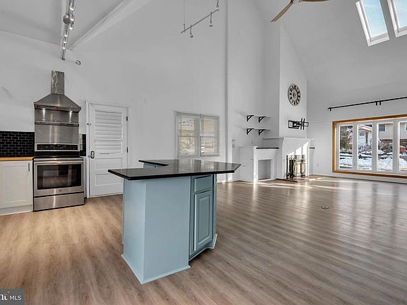 3rd image of 1080 Crestview Dr #1
