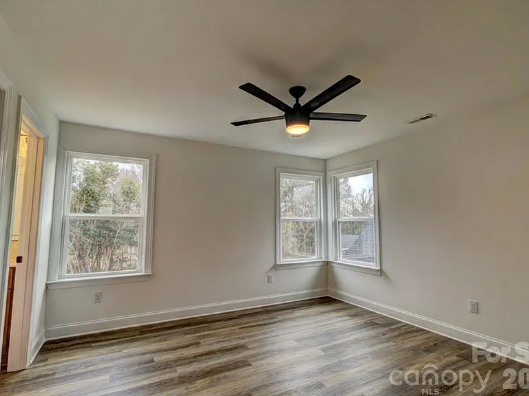 340 Hudson St — Photo 8
