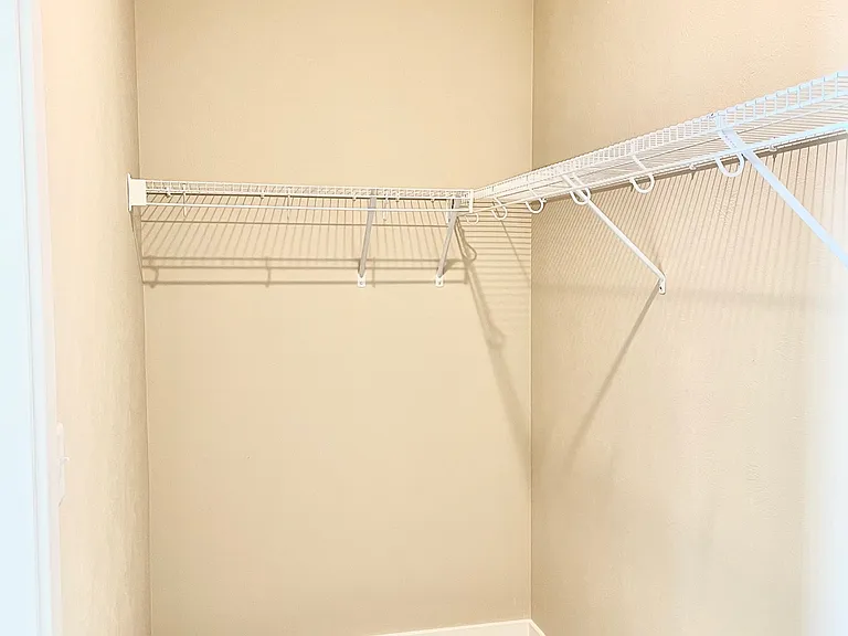 915/6SQFT Units Walk-in closet