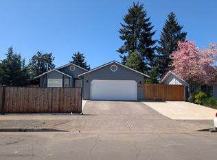 490 67th St, Springfield, OR 97478