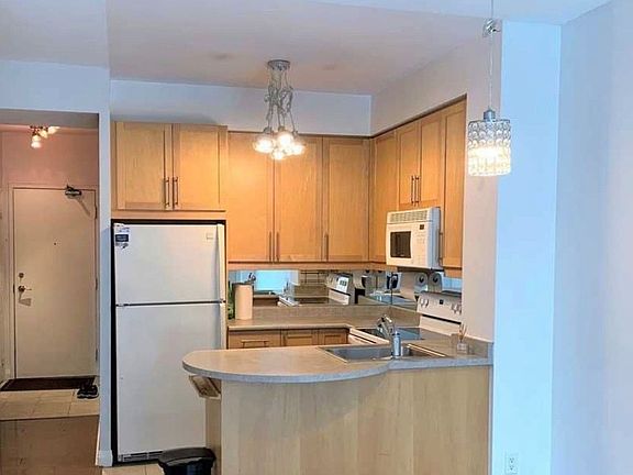2nd image of 1121 Bay St #403