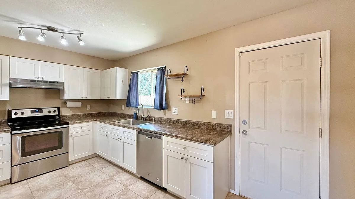 3 bed, 2.0 bath, 1140 sqft, $1,999 — Photo 4