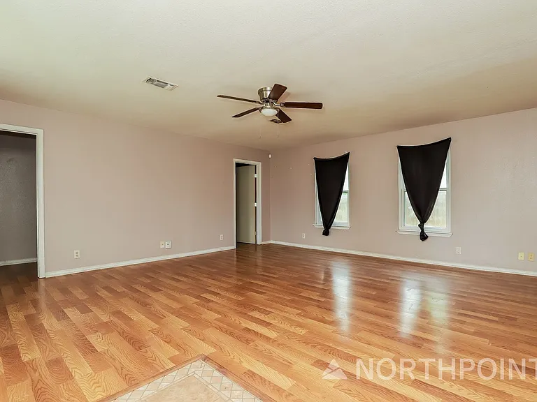 1060 Richmond Dr — Photo 4