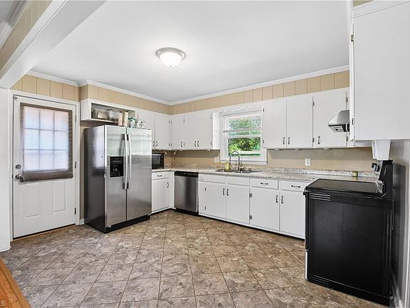 5th image of 1011 Duggins St