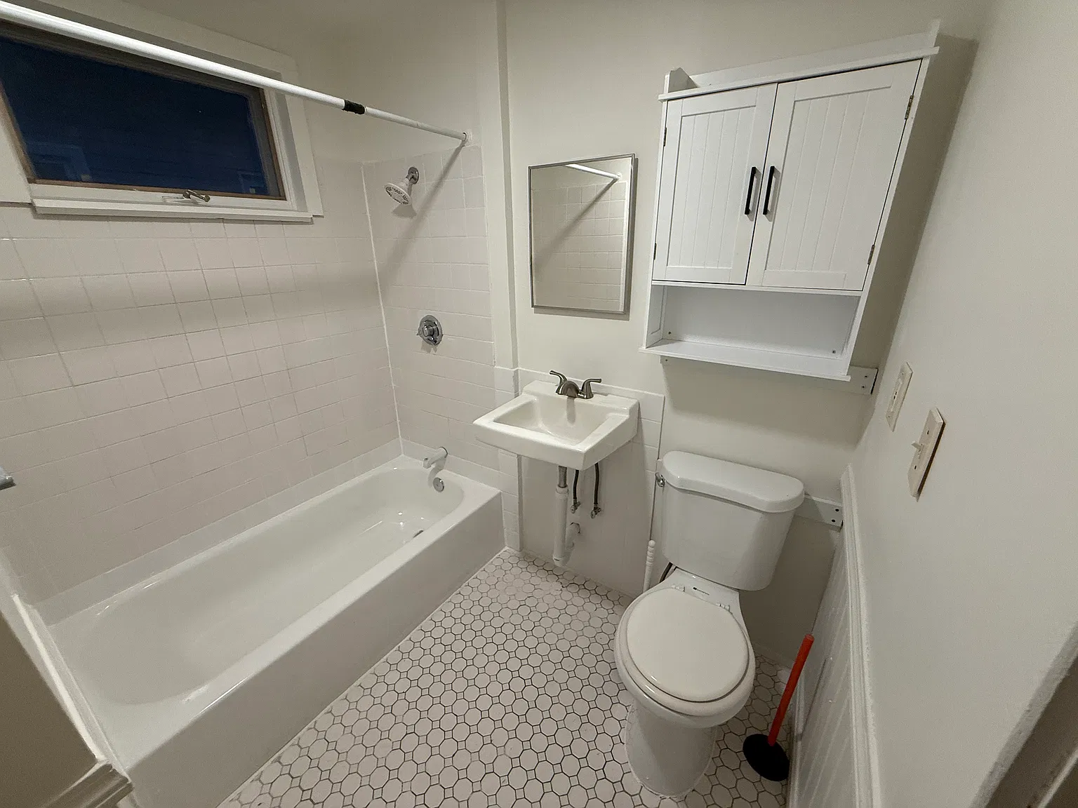 4 bed, 1.5 bath, 1650 sqft, $2,400 — Photo 2