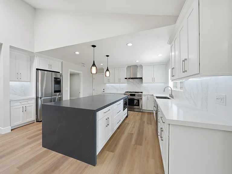 1814 N San Antonio Ave — Photo 5