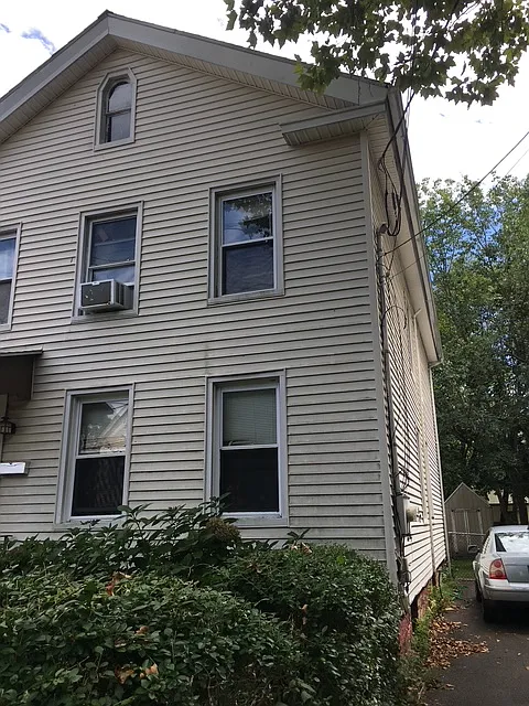 111 Nicoll St #1