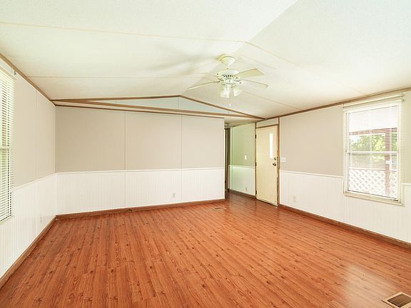 5th image of 453 Mountain View Ln