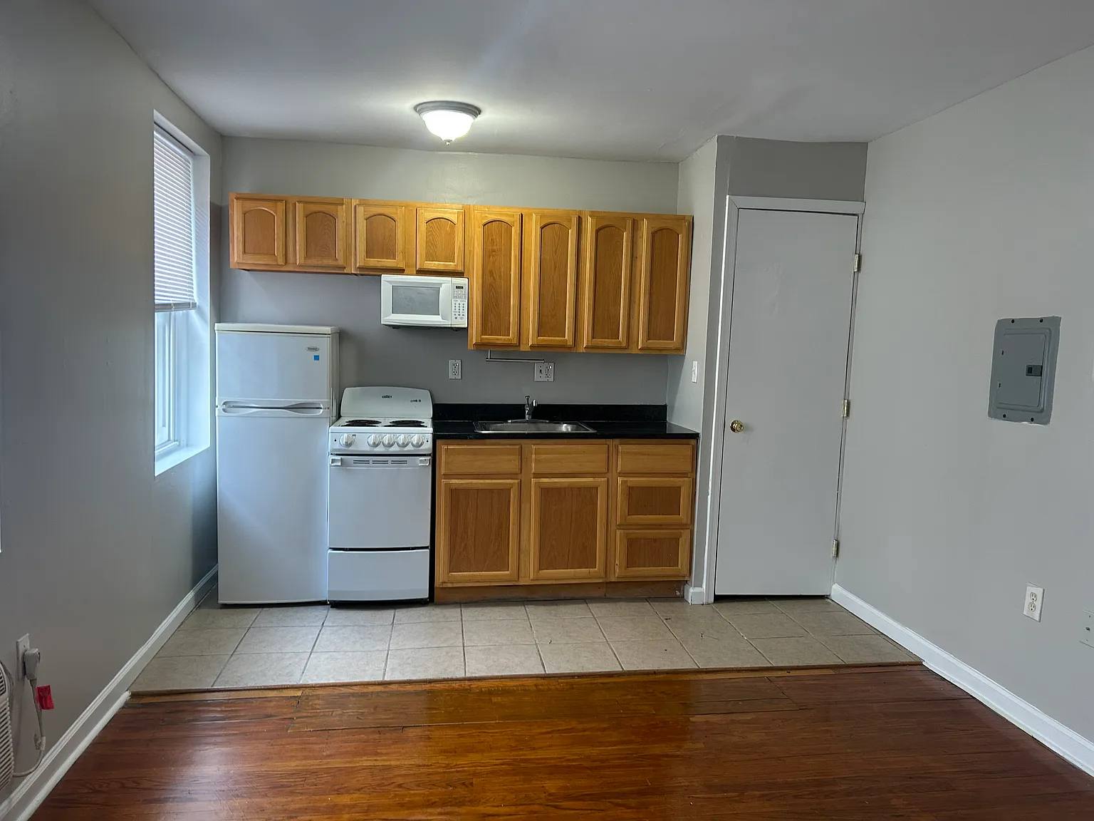 Studio, $890 — Photo 4