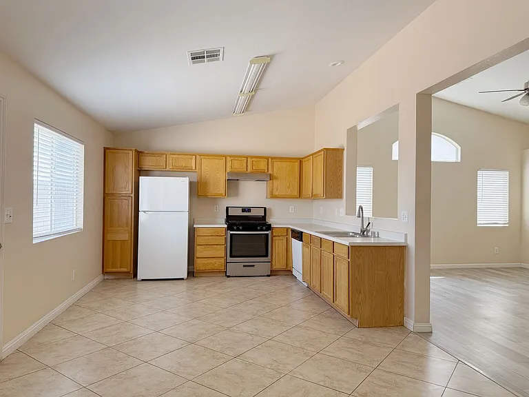 3320 Park Town St — Photo 12