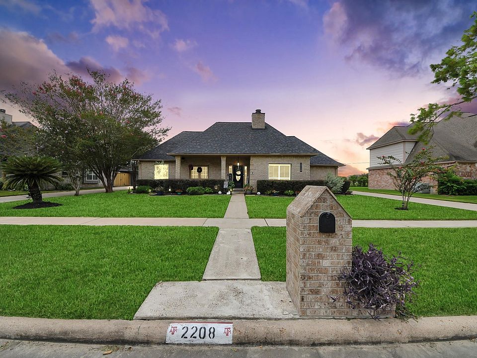 1st image of 2208 Country Club Dr
