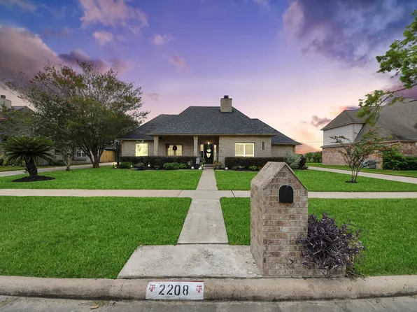 2208 Country Club Dr, Pearland, TX 77581