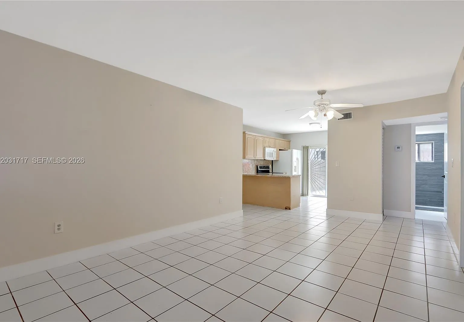El Prado Xi Condo — Photo 3