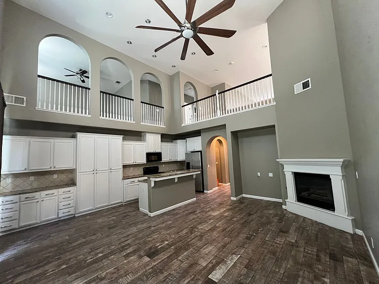 3156 N Applegate Ave — Photo 4
