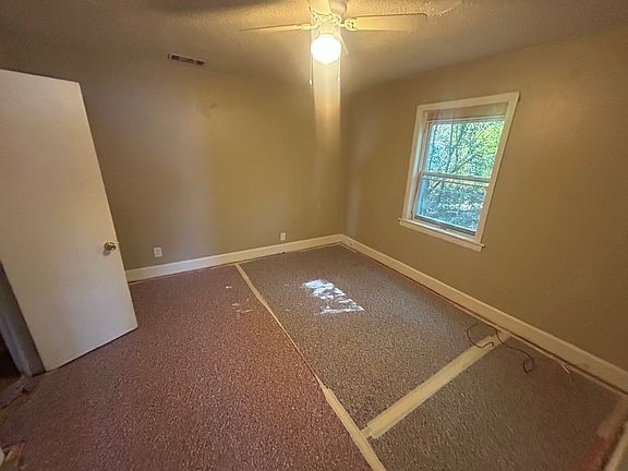 4th image of 902 Mercedes St