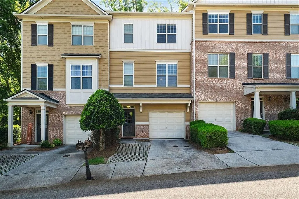3 bed, 3.5 bath, 2220 sqft, $2,400 — Photo 1