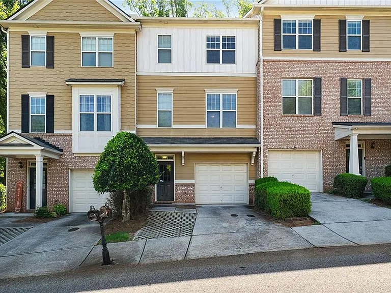 1798 Oakbrook Ln NW #8 — Photo 1