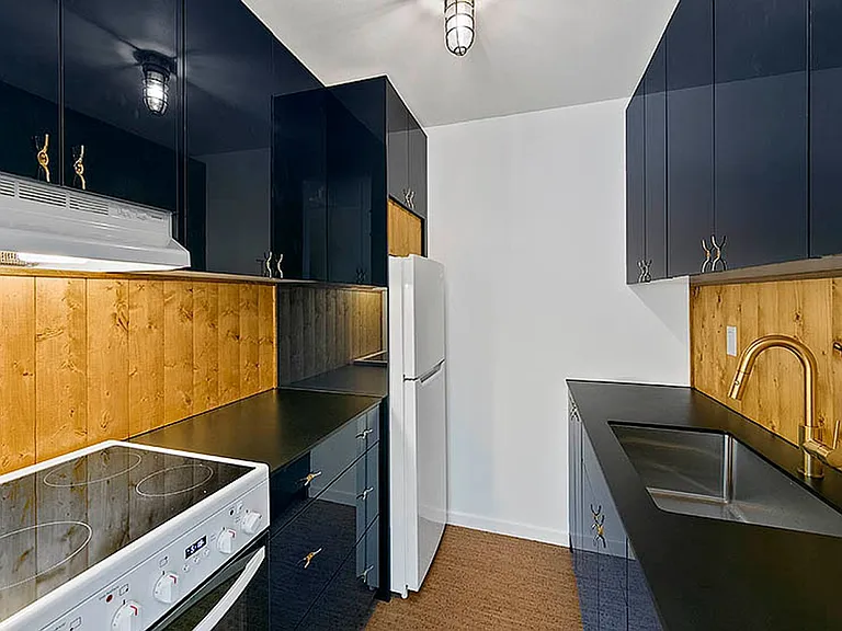 Riverside Apartments — Photo 15