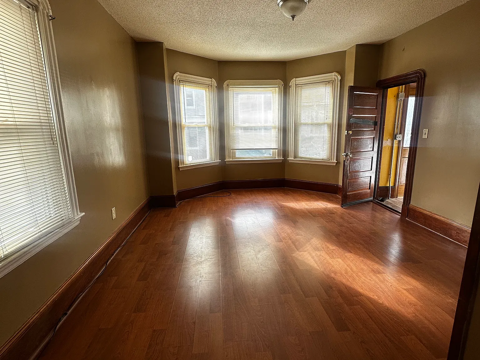 31 Sidney St — Photo 3