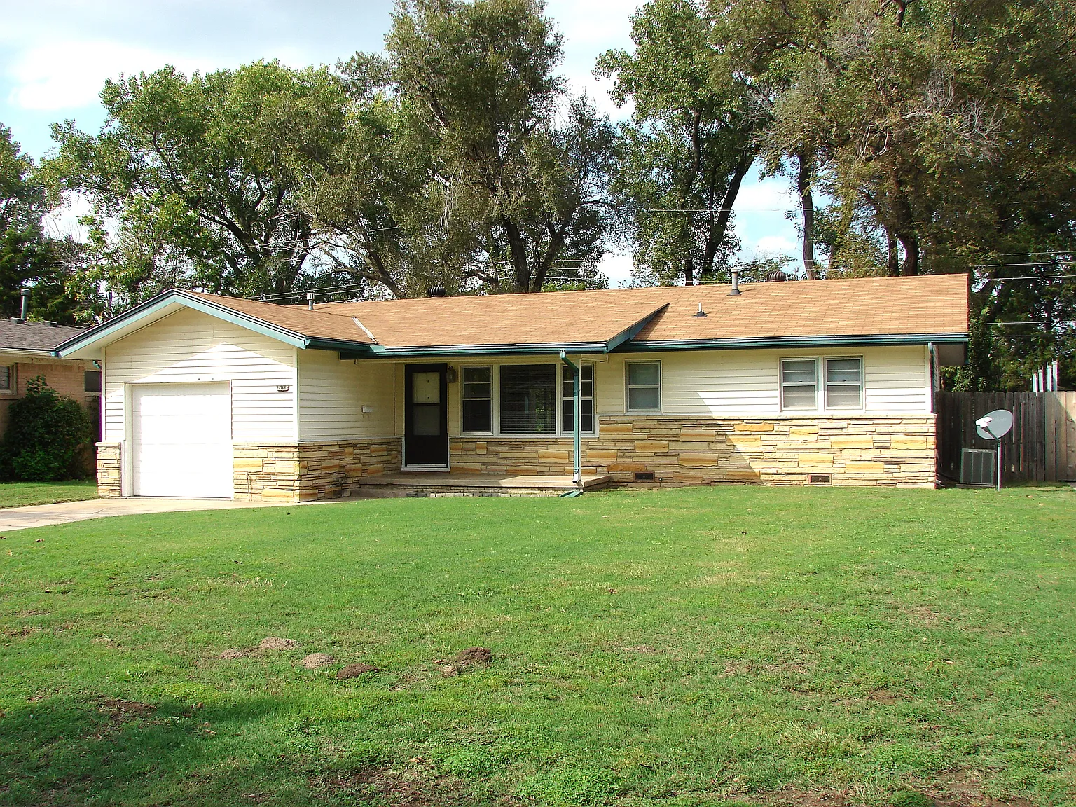 3 bed, 1064 sqft, $1,150 — Photo 3