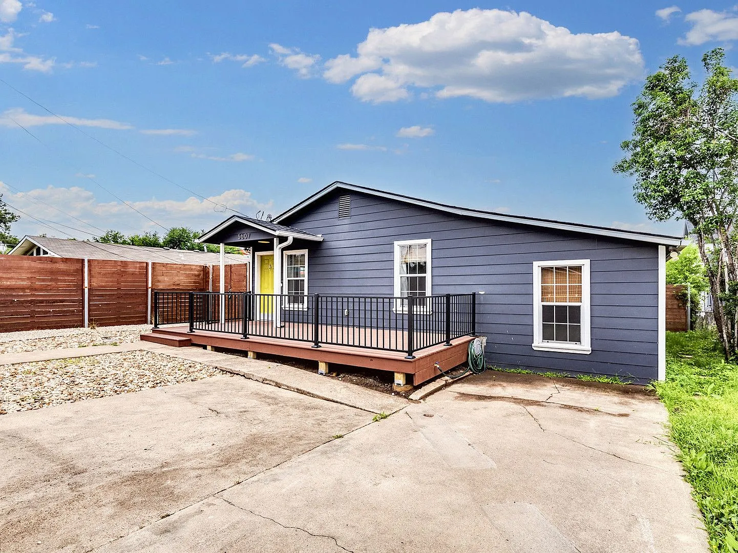 Beautiful 3BR / 2BA Home with Multi-Tier Deck & Fenced Yard in Austin — Photo 4