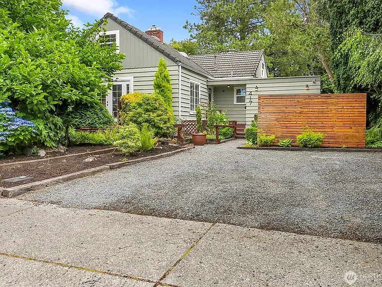 417 Avenue F — Photo 3