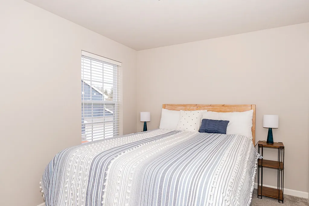 4 bed, 2.5 bath, 2121 sqft, $3,000 — Photo 2