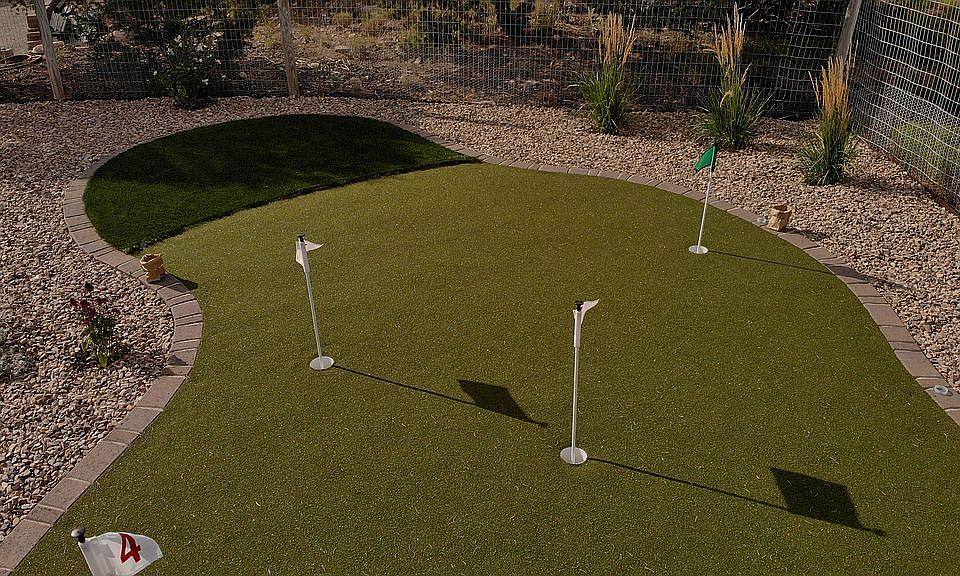 Putting course with 5 holes.