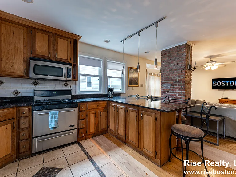 17 Holman St #2 — Photo 3