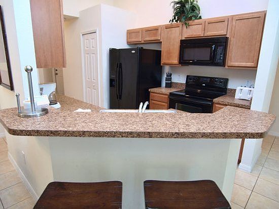 VP4P2524DC-kitchen-and-breakfast-bar (1)