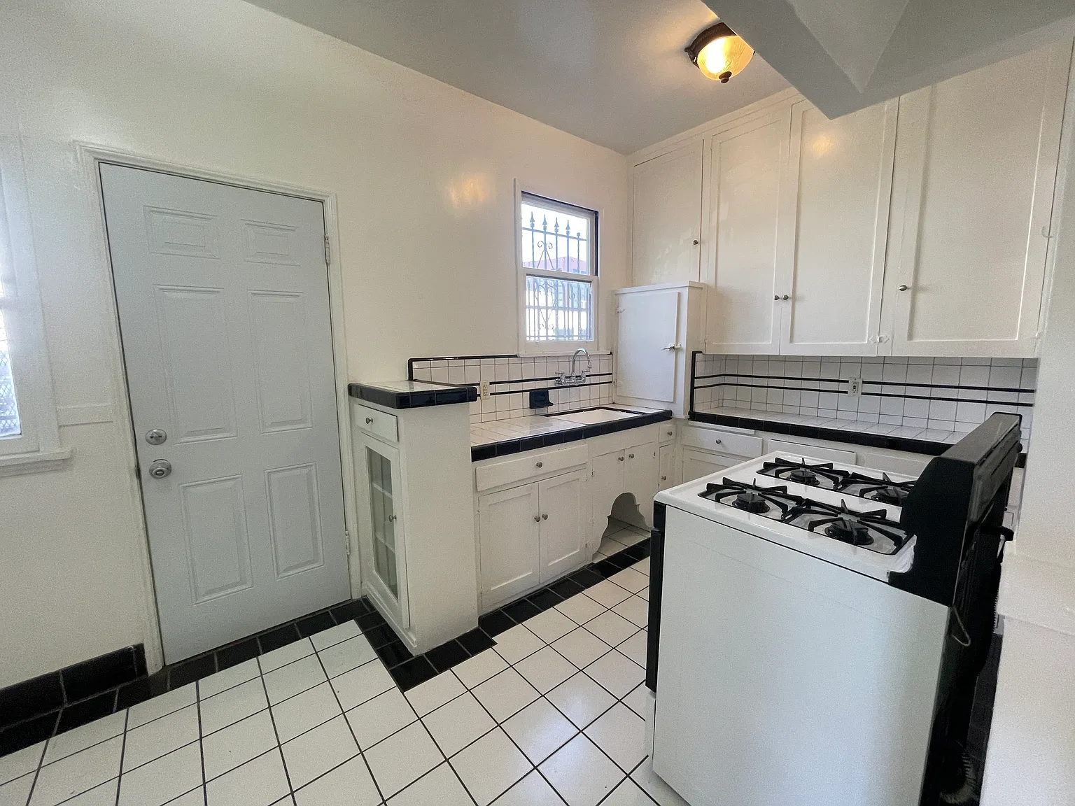 1 bed, 800 sqft, $1,995 — Photo 4