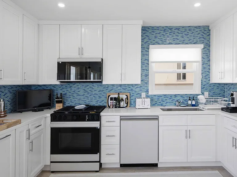 2221 Bayview Dr — Photo 10